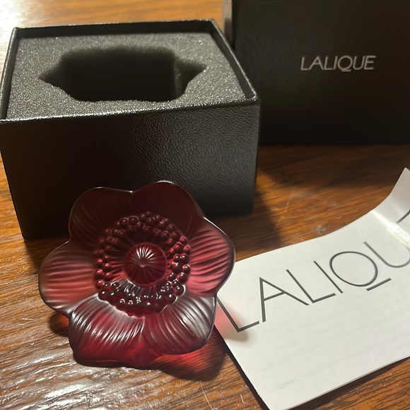 Lalique Anemone Figure, Red - Picture 3 of 3